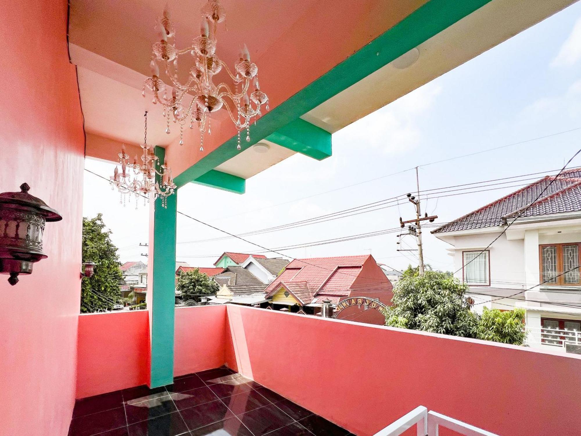 Reddoorz Near Sunrise Mall Mojokerto מראה חיצוני תמונה