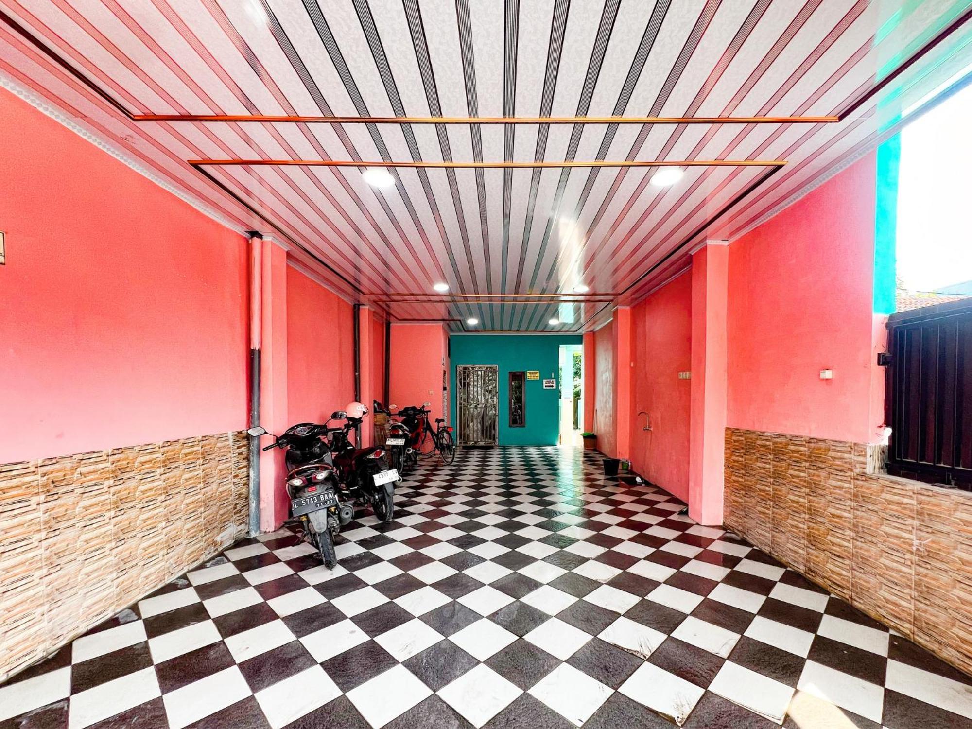 Reddoorz Near Sunrise Mall Mojokerto מראה חיצוני תמונה