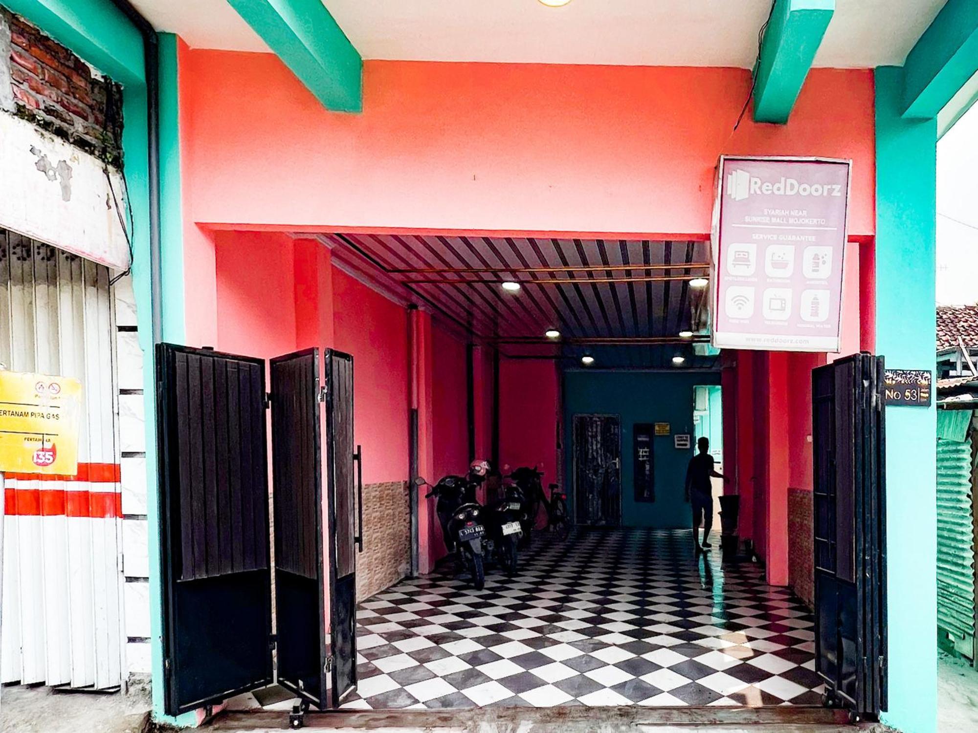 Reddoorz Near Sunrise Mall Mojokerto מראה חיצוני תמונה