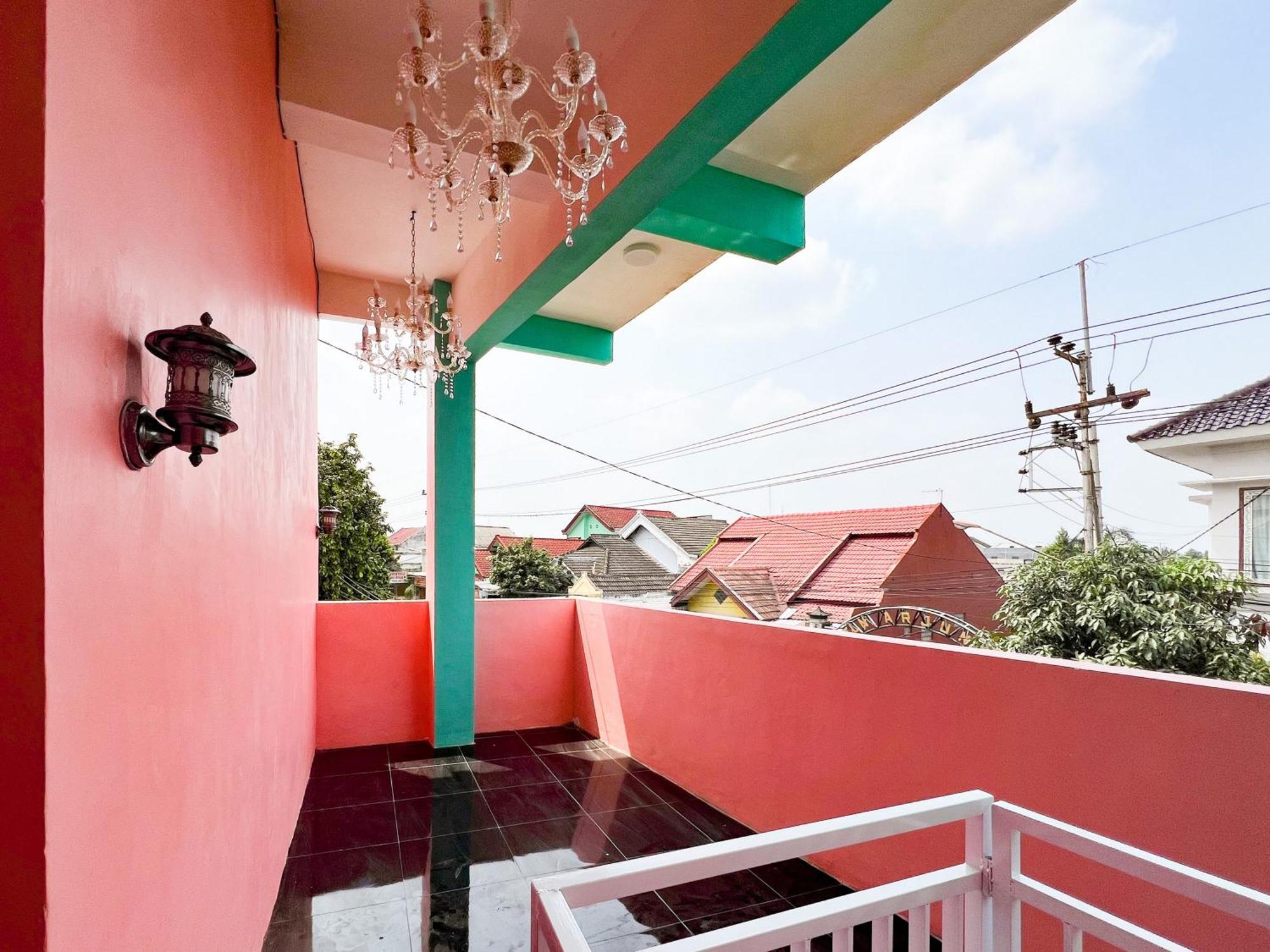 Reddoorz Near Sunrise Mall Mojokerto מראה חיצוני תמונה