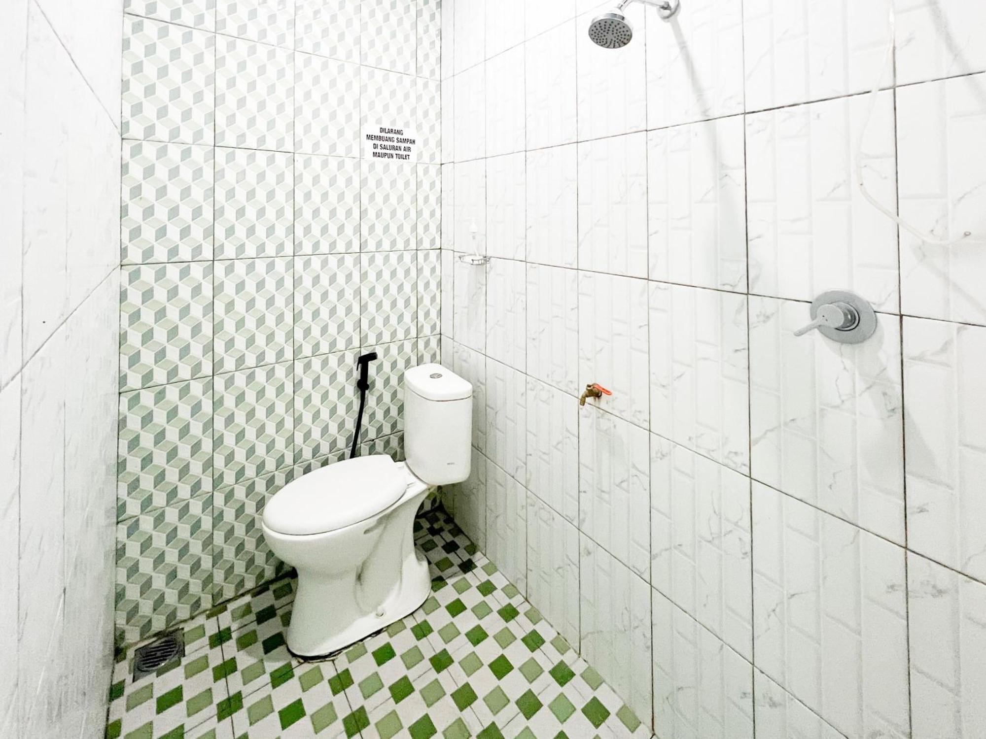 Reddoorz Near Sunrise Mall Mojokerto מראה חיצוני תמונה