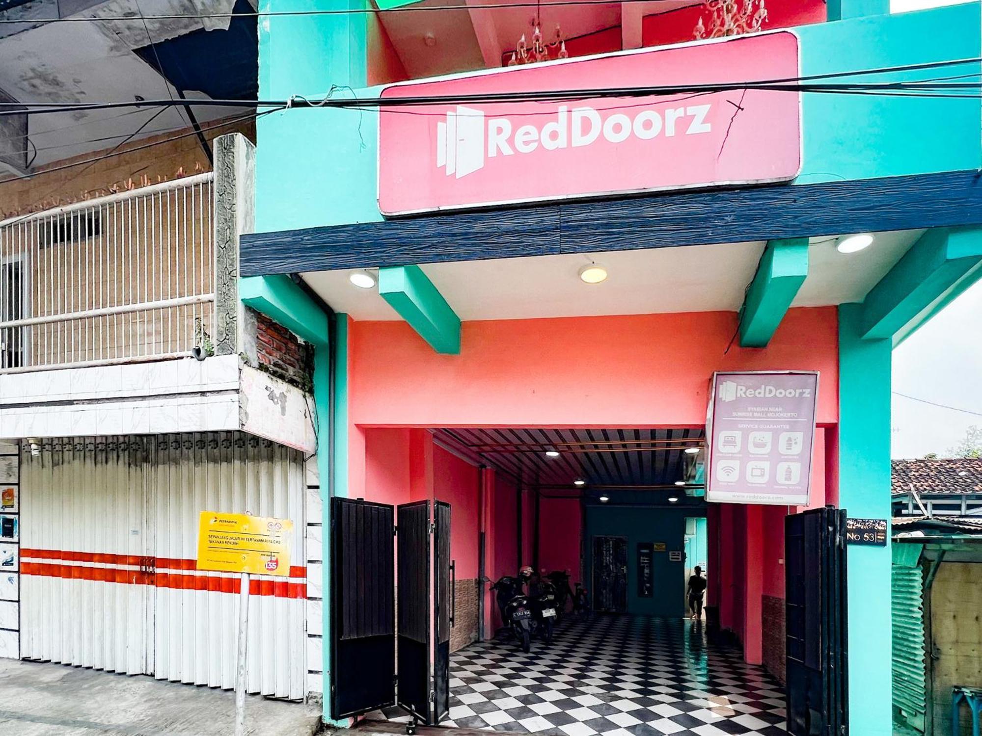 Reddoorz Near Sunrise Mall Mojokerto מראה חיצוני תמונה
